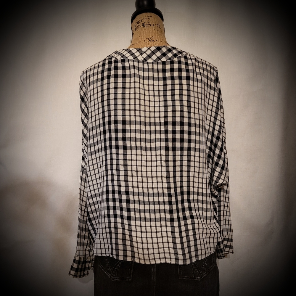 Express Gingham Button-Front Tied Hem Top Black & White - Picture 3 of 6